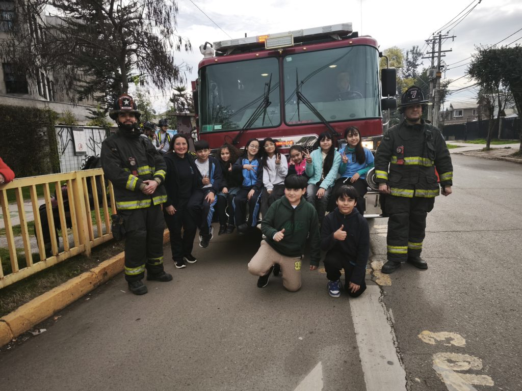 Bomberos y Carabineros visitan el Centro Educacional Rousseau 🚒👮&zwj;♂️🇨🇱